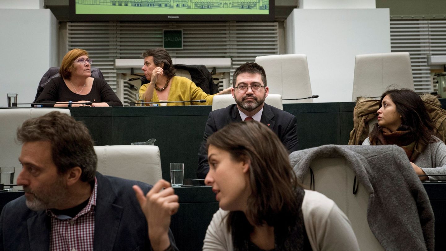 Carlos Sánchez Mato (en el centro) durante el pleno del Ayuntamiento. (EFE)