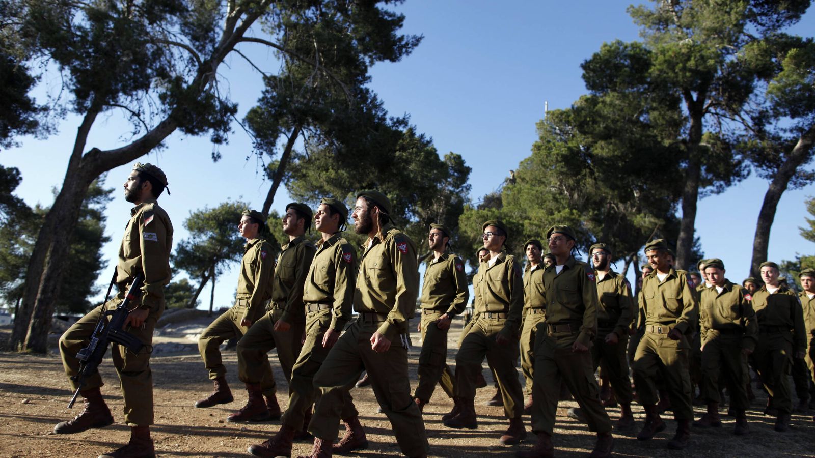 Voluntarios israelíes ultraortodoxos del batallón Netzah Yehuda desfilan mientras se preparan para una ceremonia de graduación militar en Jerusalén. (Getty Images/Lior Mizrahi)