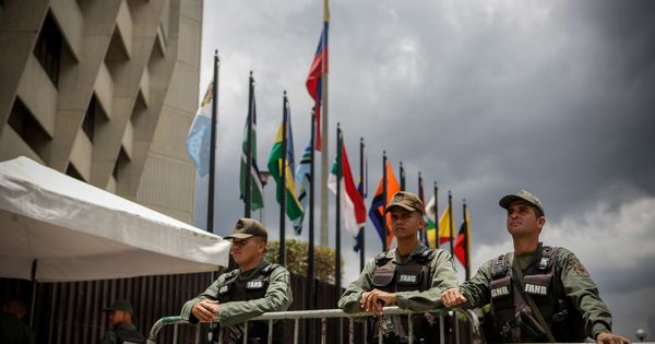 Foto: Efectivos de la Guardia Nacional Bolivariana custodian la sede del Tribunal Supremo de Justicia en Caracas, el 1 de agosto de 2017. (Reuters)