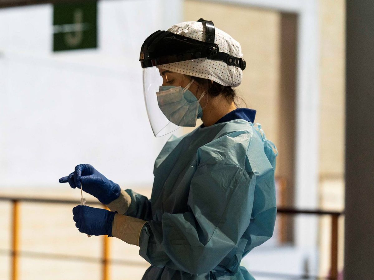 Foto: Sanitarios realizan pruebas en Córdoba mediante test de antígenos. (EFE) 
