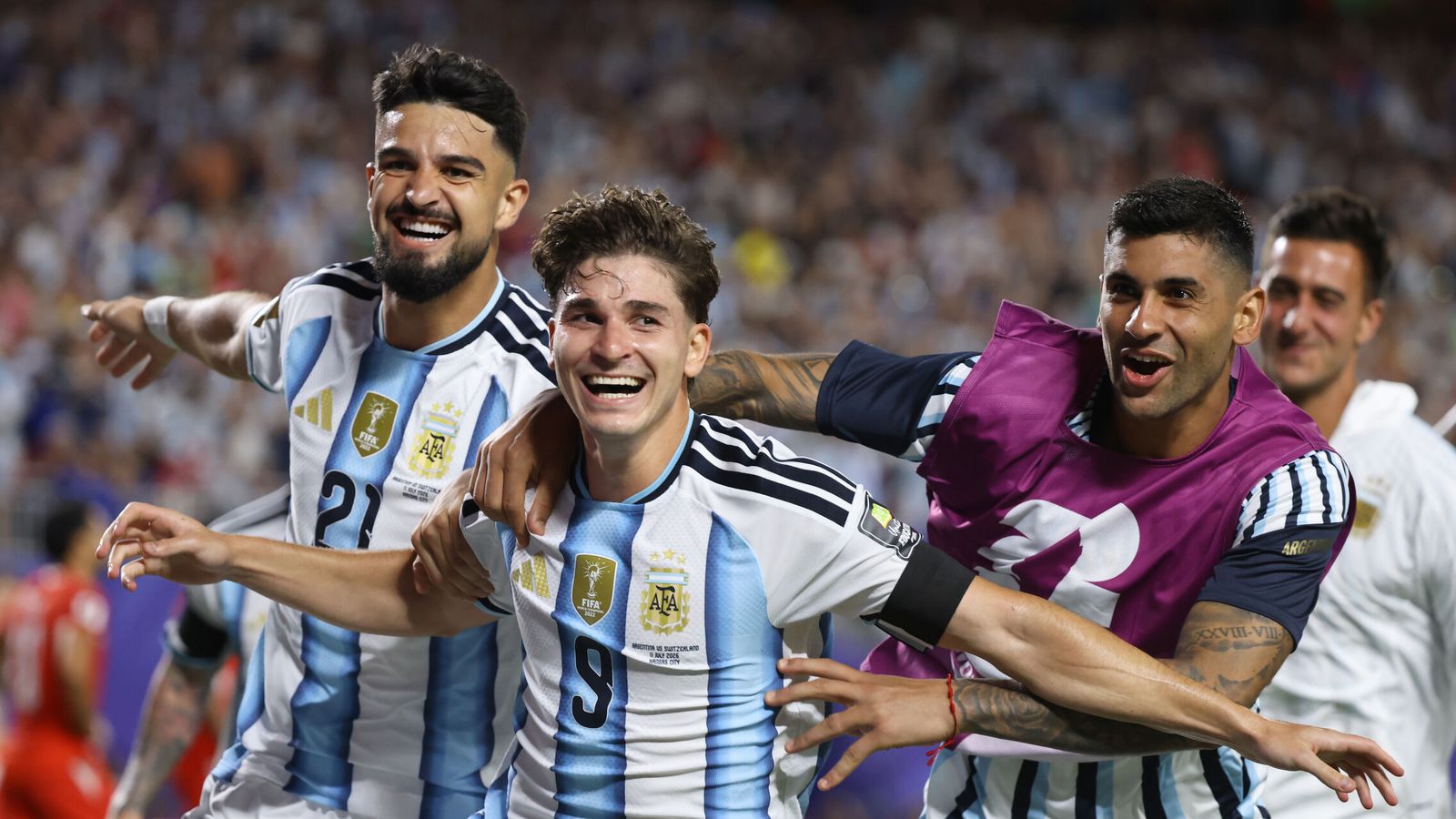 Argentina acaba con Suiza en la prórroga con enorme polémica arbitral y un gran gol de Julián Álvarez (3-1)