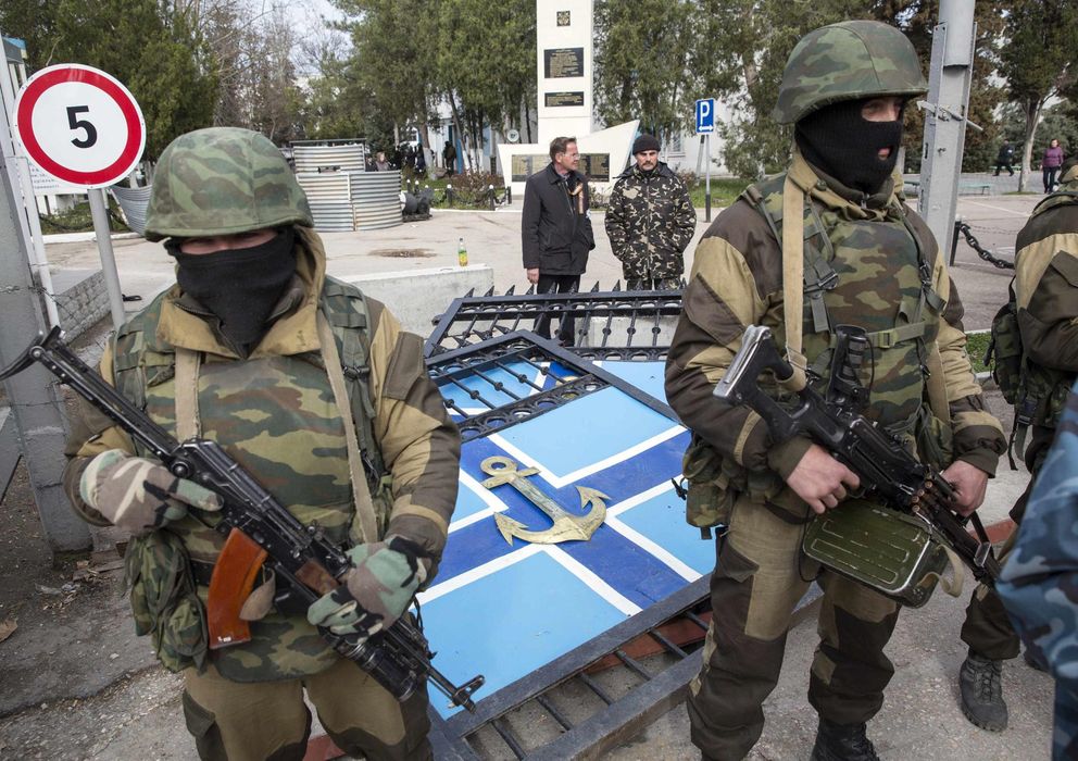 Foto: Hombres armados a la entrada del cuartel de la Armada ucraniana en Sebastopol, Crimea (Reuters).