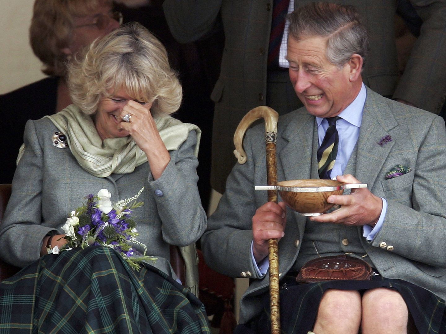 La duquesa de Cornualles y Carlos de Inglaterra, haciendo gala de su complicidad. (Getty)