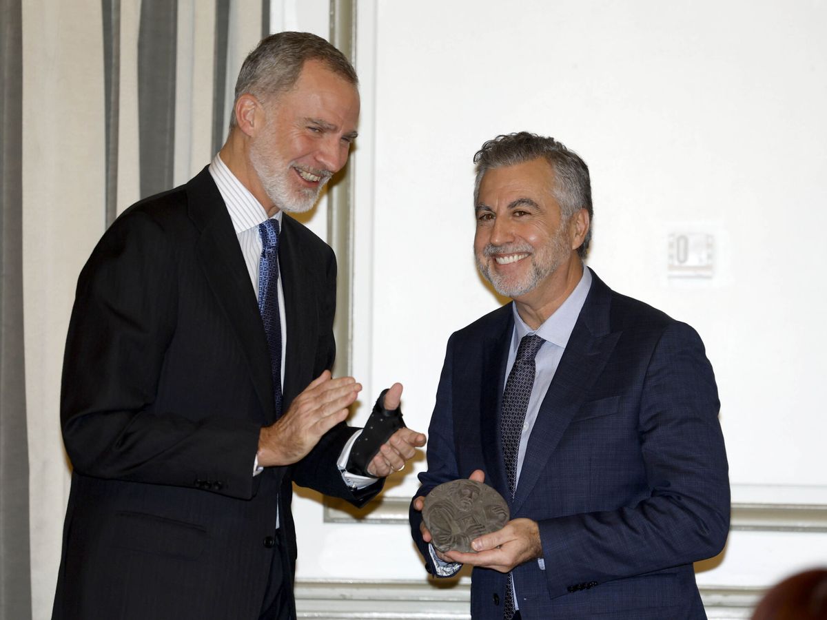 Foto: Carlos Alsina, recibiendo el premio de periodismo Francisco Cerecedo de manos del Rey. (EFE / Juanjo Martín)