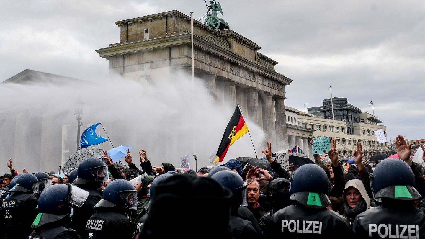 La protesta, frente a la Puerta de Brandenburgo. (EFE)
