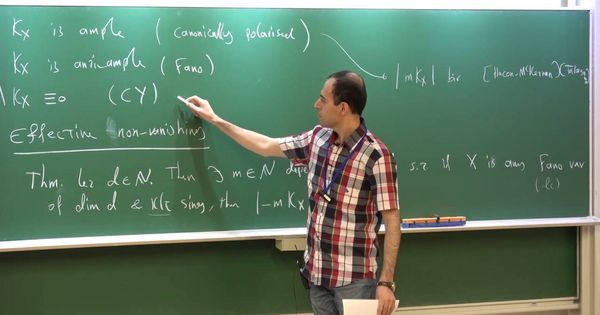 Foto: Birkar, dando clases en Cambridge (YouTube)