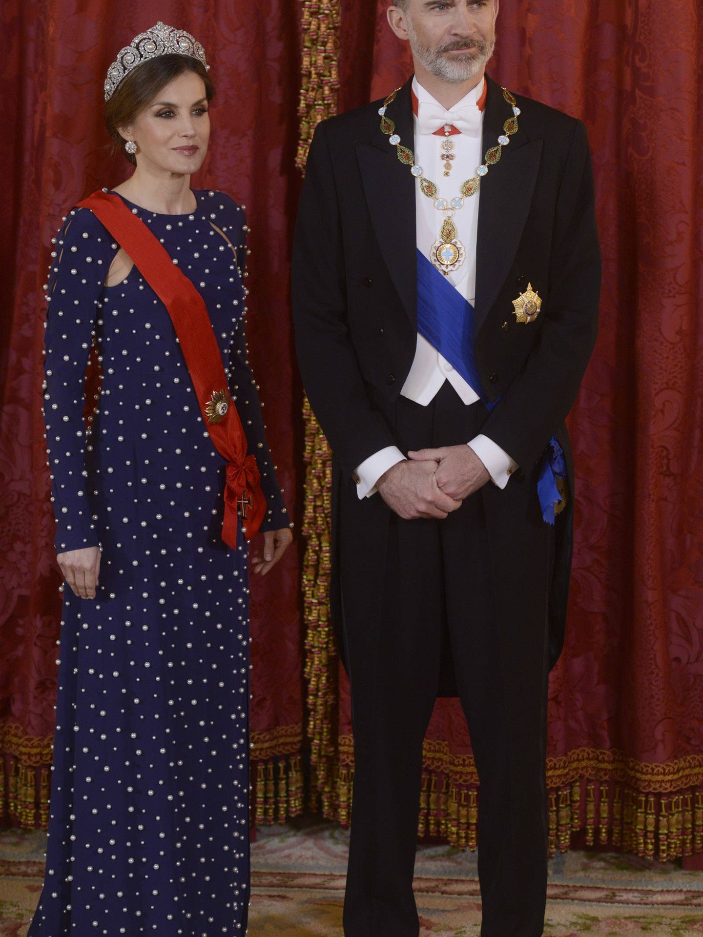 Detalle del look completo de la Reina que posa junto al Monarca. (Getty)