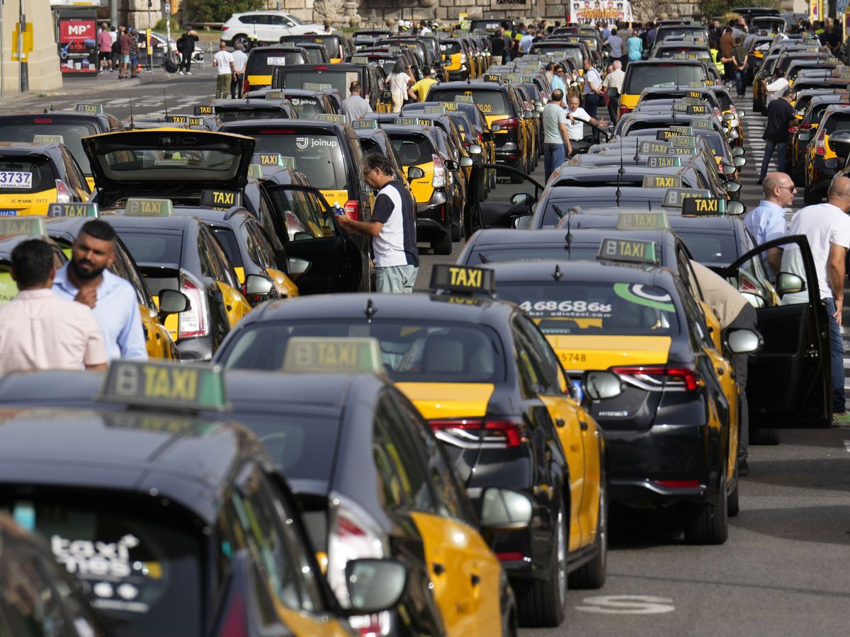 Foto: Los taxistas protagonizan una marcha lenta por Barcelona. (EFE/Alejandro García)