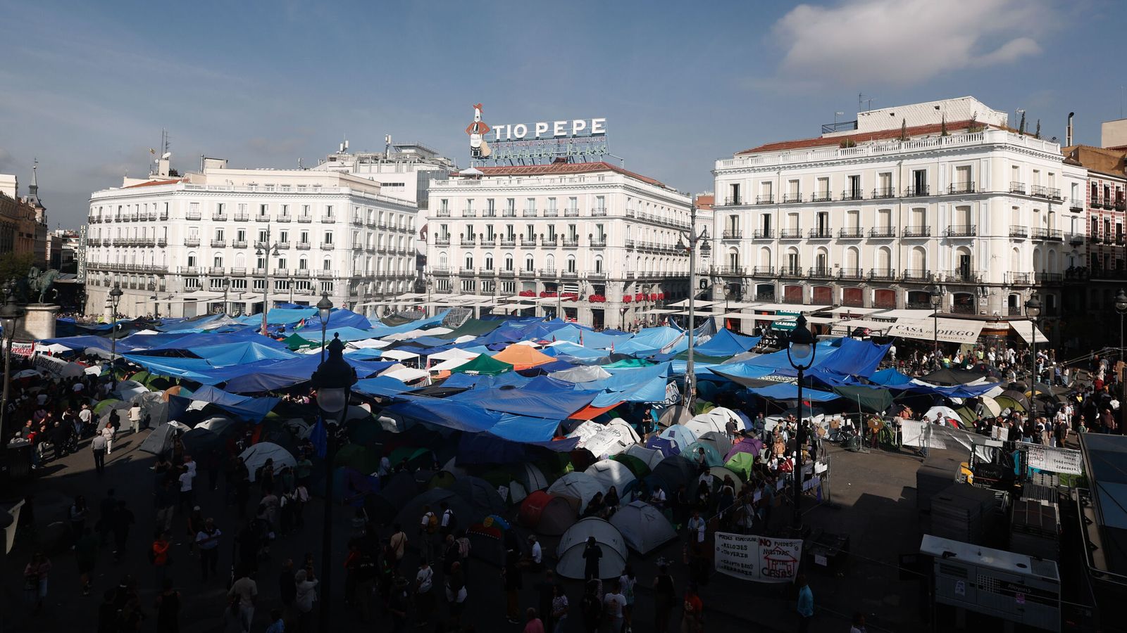 Foto: Acampada en la Puerta del Sol de Madrid. (EFE/Sergio Pérez)