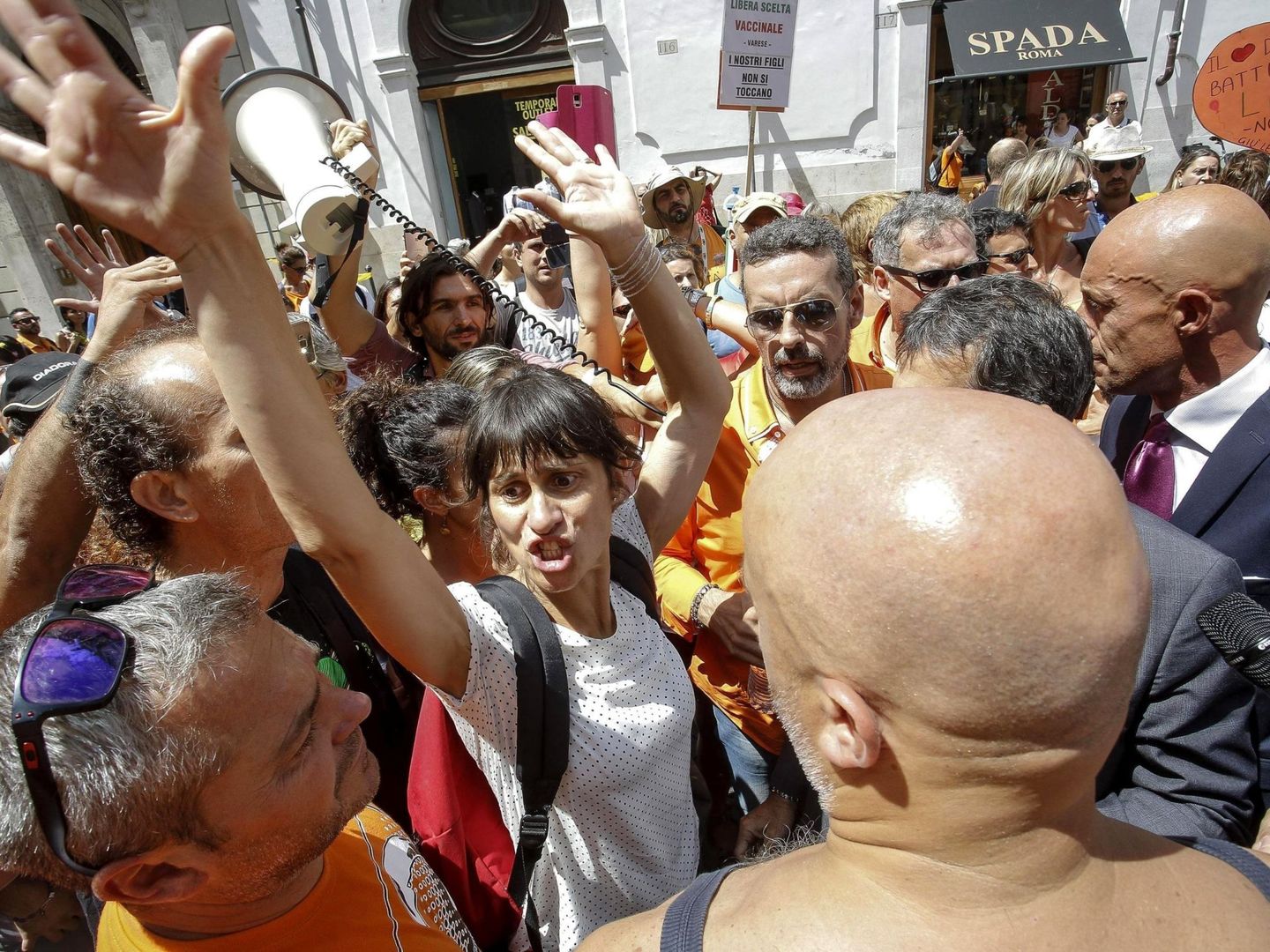 Manifestantes antivacunas protestan en las afueras de la Cámara Baja, en Roma. (EFE)