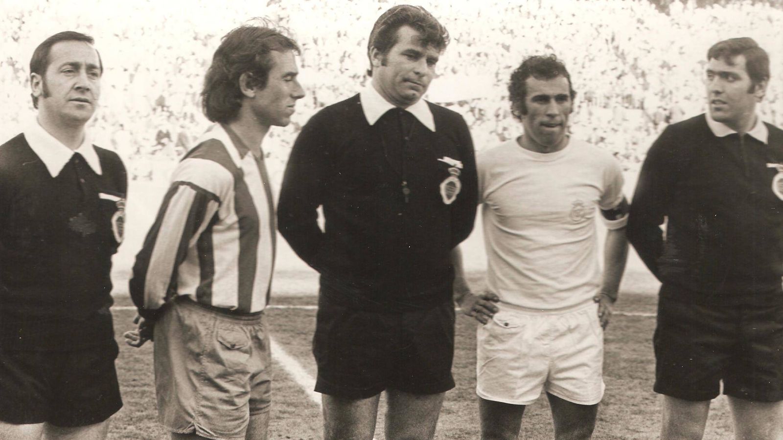 Foto: Adelardo y Amancio, capitanes de Atlético y Real Madrid, en el primer derbi disputado en el Calderón