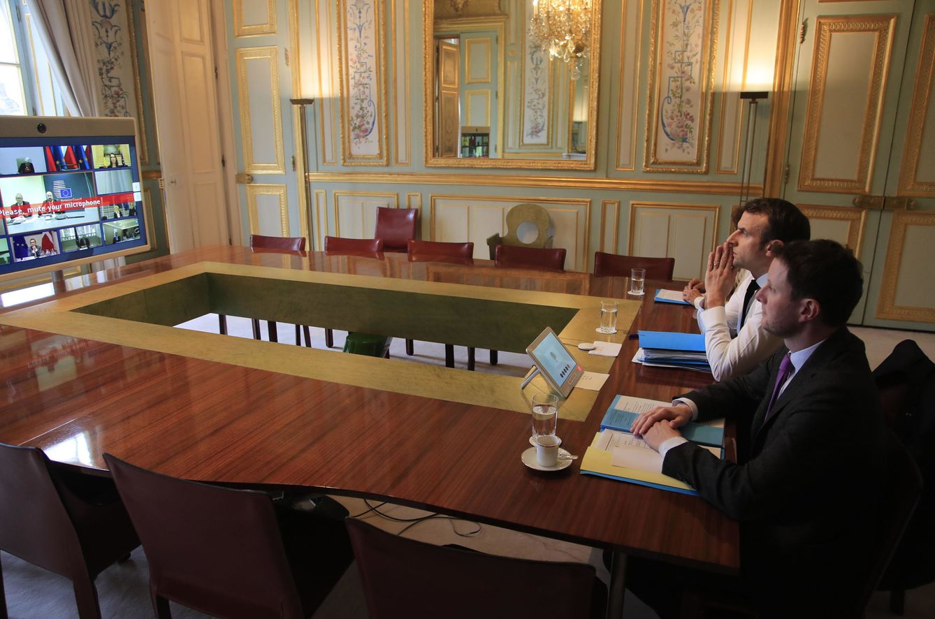 Emmanuel Macron, junto a Clément Beaune, en el Elíseo. (EFE)