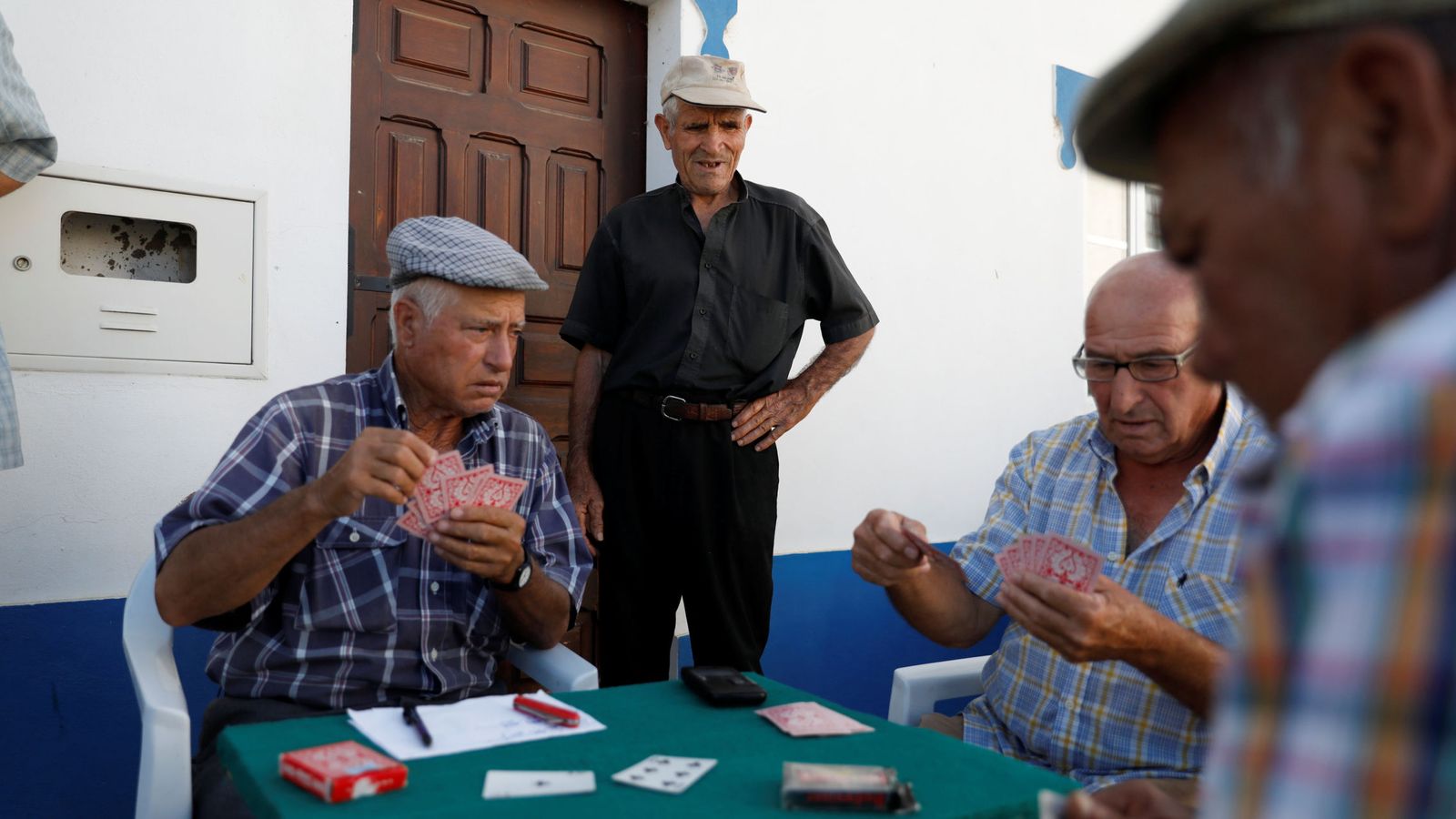 Foto: Portugueses jugando a las cartas en la localidad de Amieira (REUTERS)