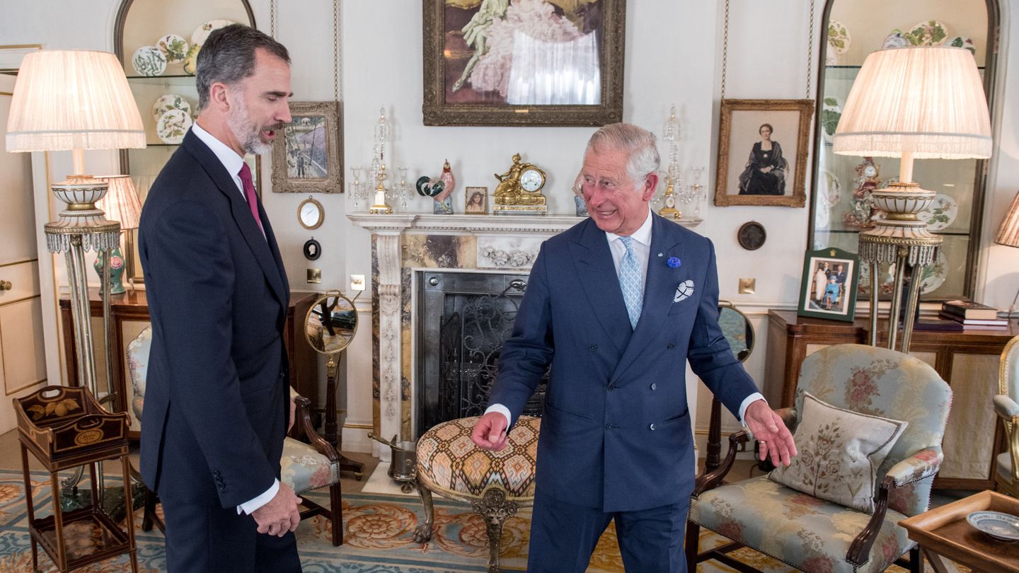 El rey Felipe y el príncipe Carlos, en 2017. (Reuters)