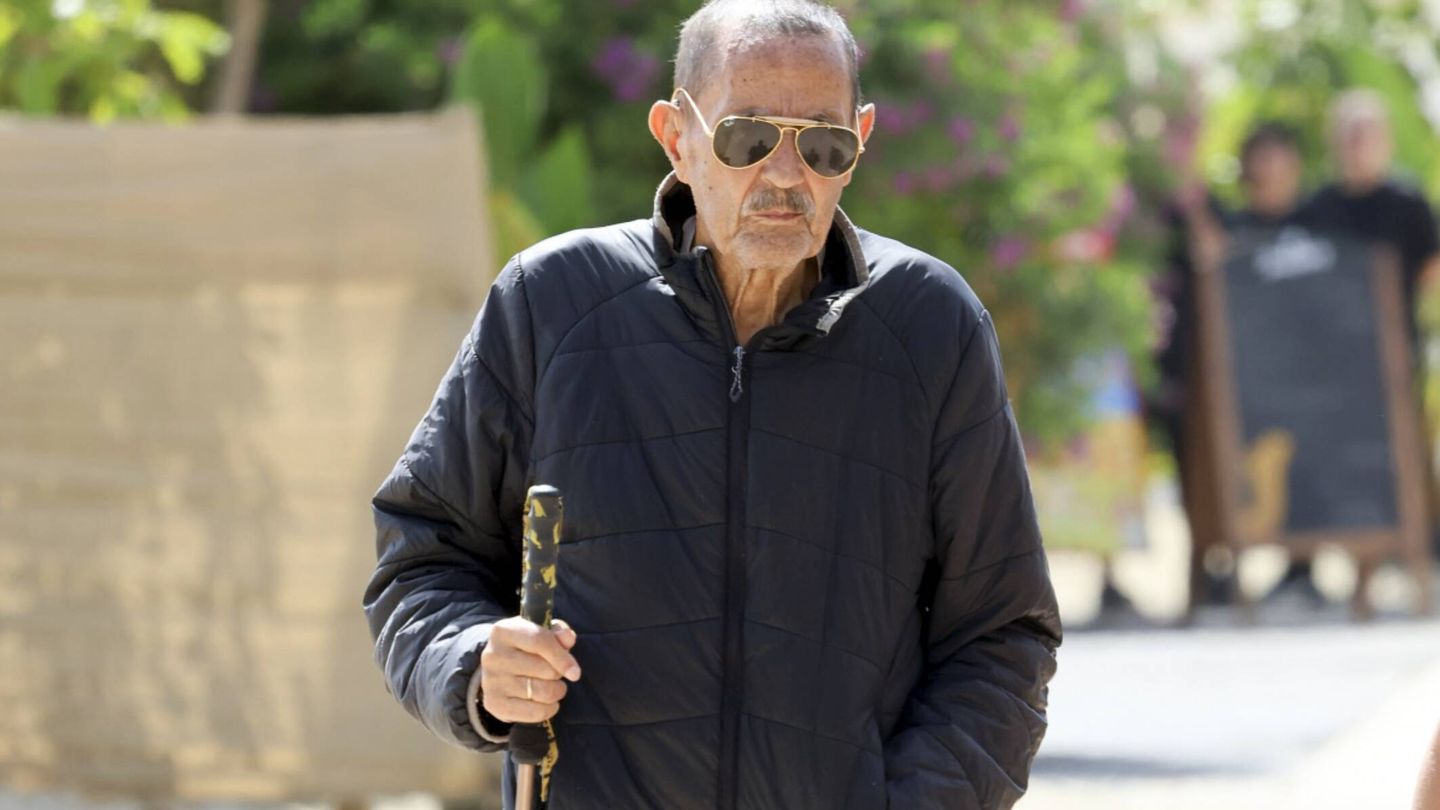 Julián Muñoz, paseando por Marbella, en una imagen reciente. (Gtres)