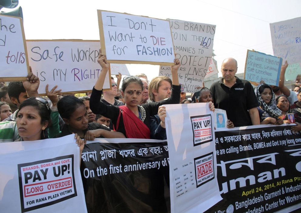 Foto: Manifestantes y activistas protestan en Savar (Dacca) en el primer aniversario de la tragedia de Rana Plaza. (Reuters)