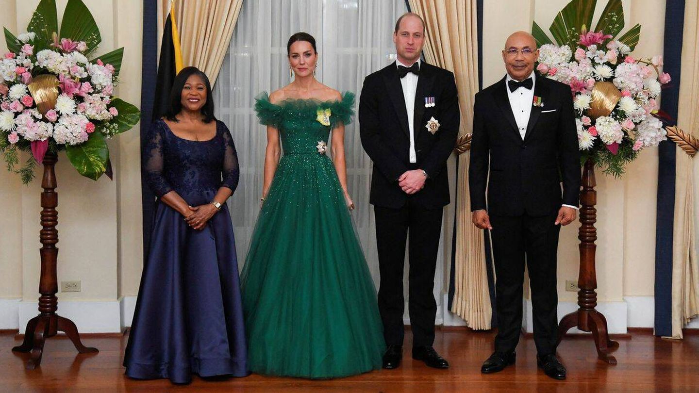 Los duques de Cambridge, con el gobernador general de Jamaica y esposa. (Reuters/Toby Melville)