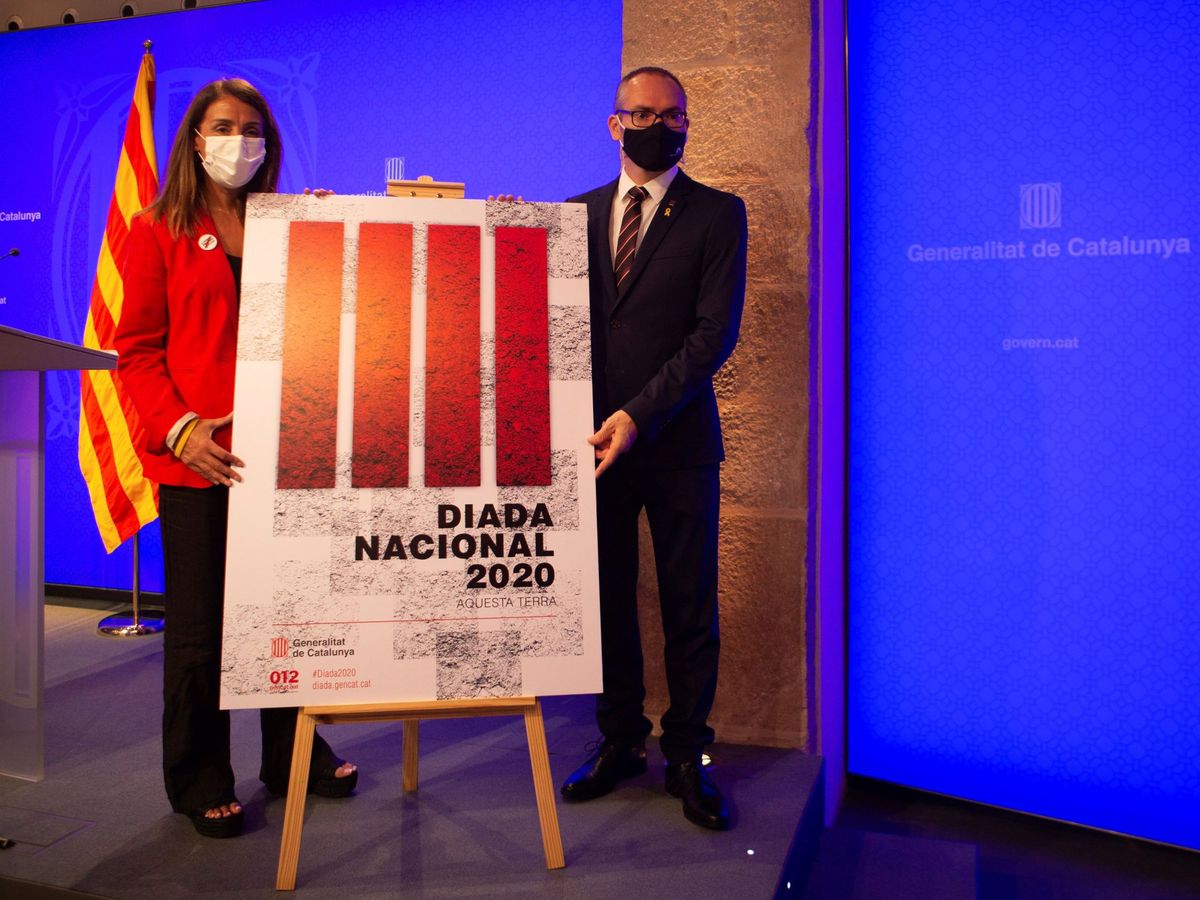 Foto: El vicepresidente del Parlamento catalán, Josep Costa (d), y la 'consellera' de Presidencia, Meritxell Budó (i), presentan los actos oficiales de la Diada. (EFE)