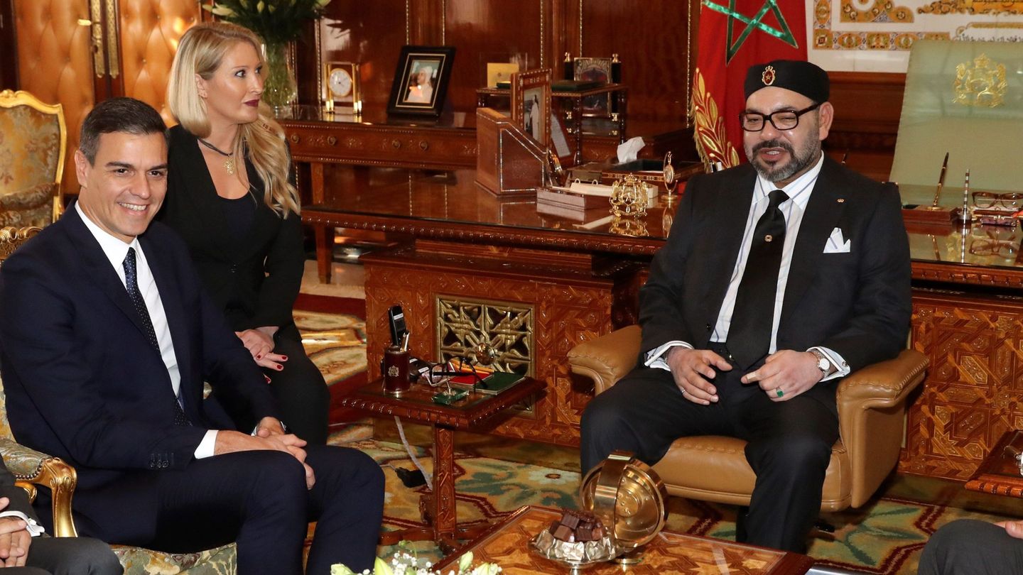 El presidente del Gobierno en funciones, Pedro Sánchez, y el rey Mohamed VI de Marruecos. (EFE)