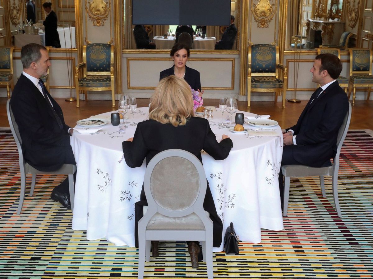 Foto: Los Reyes, almorzando con los Macron. (EFE)