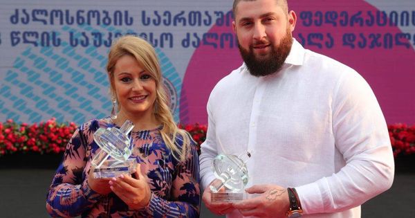Foto: Lydia Valentín y Lasha Talakhadze posan con sus premios en la gala de la IWF celebrada este lunes en Tiflis (Georgia). (Foto: IWF)