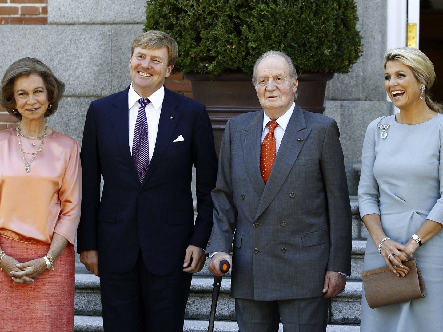 Don Juan Carlos y doña Sofía posan con  Guillermo Alejandro y Máxima en la Zarzuela. (EFE)