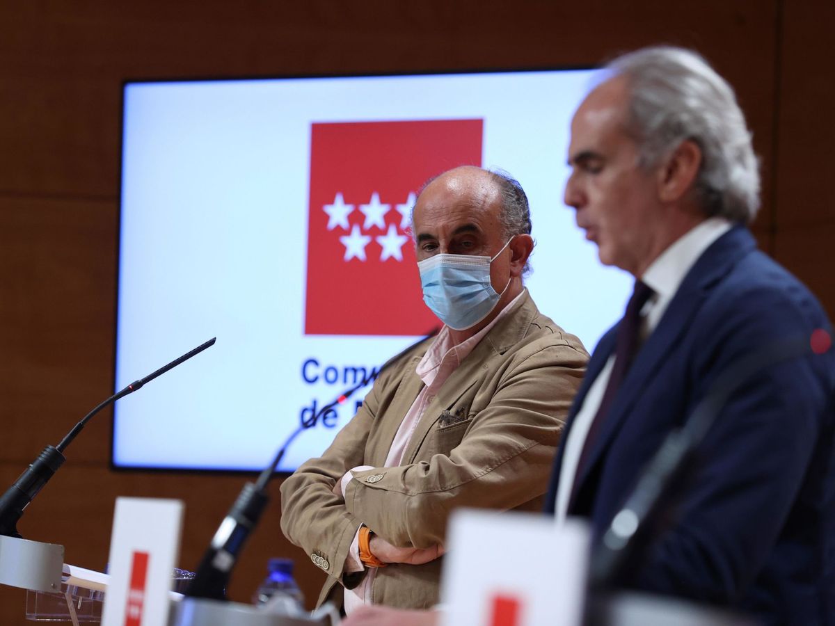 Foto: El consejero de Sanidad de la Comunidad de Madrid, Enrique Ruiz Escudero (d), acompañado del viceconsejero de Salud Pública y Plan Covid-19, Antonio Zapatero. (EFE)