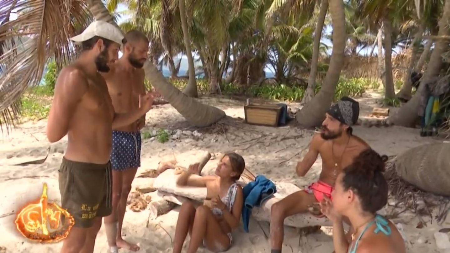 Omar hablando con sus compañero en la isla. (Telecinco)