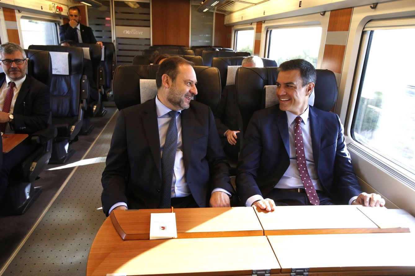 El presidente en funciones, Pedro Sánchez, acompañado por el ministro de Fomento José Luis Ábalos, durante el viaje inaugural de este AVE Madrid-Antequera-Granada. (Foto: EFE)