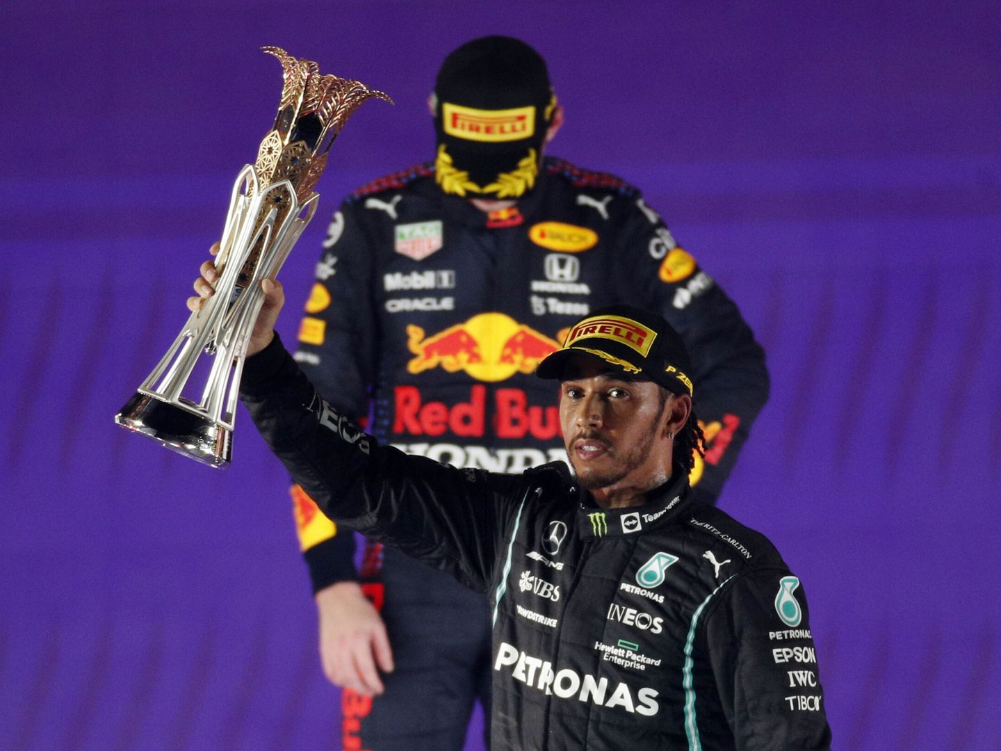 El antagonismo entre los partidarios y detractores de Lewis Hamilton y Max Verstappen crece cada carrera. (Reuters/Andrej Isakovic)