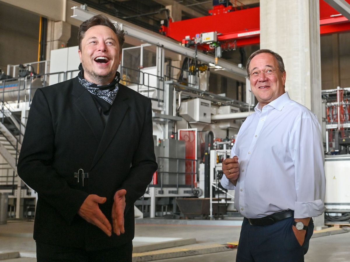 Foto: Elon Musk, en una visita a la fábrica berlinesa de Tesla. (EFE/EPA/Patrick Pleul)