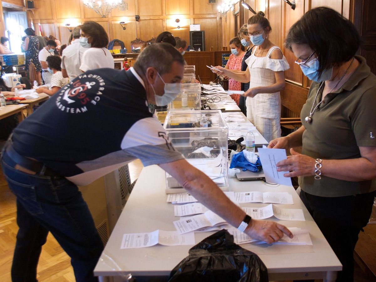 Foto: Recuento de los votos del Censo Español de Residentes Ausentes (CERA) llevado a cabo en las últimas elecciones gallegas. (EFE)