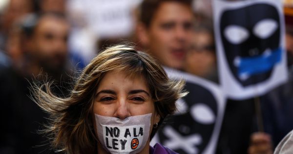 Foto: Una mujer se manifiesta contra la Ley Mordaza en Madrid. (Reuters)