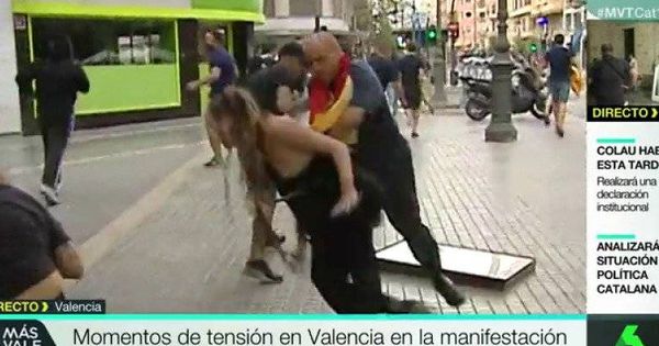 Foto: Brutal agresión en directo en 'Más vale tarde'.