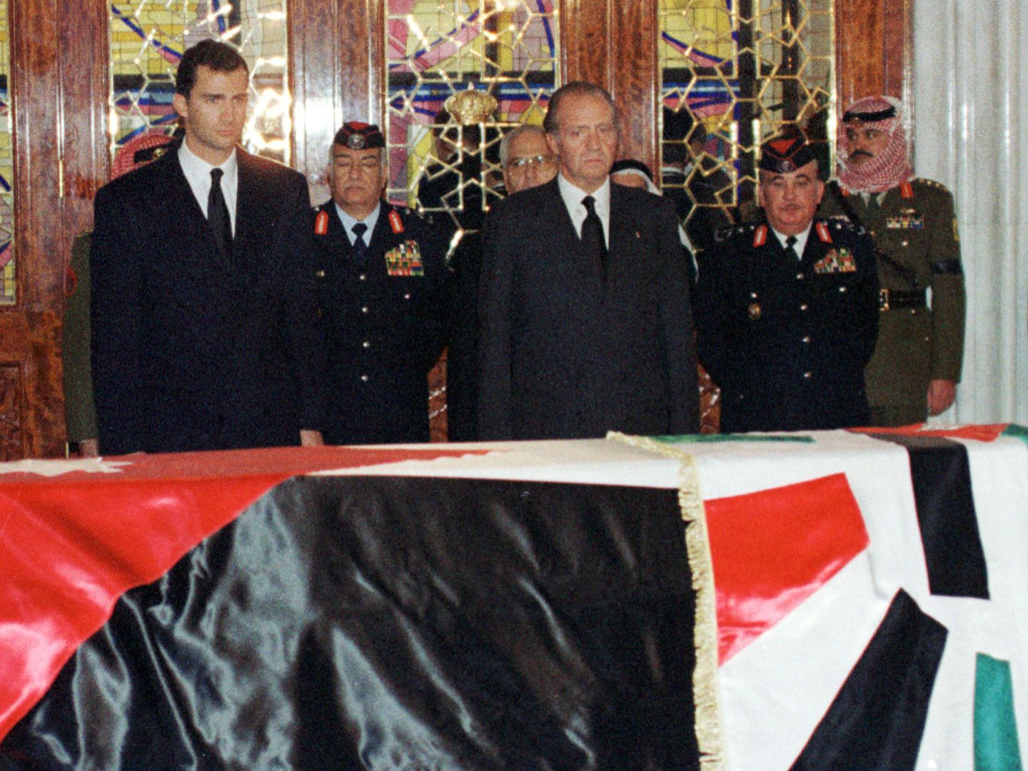 El rey Juan Carlos y el entonces príncipe Felipe, en el funeral de Hussein en Amán.  (Reuters)