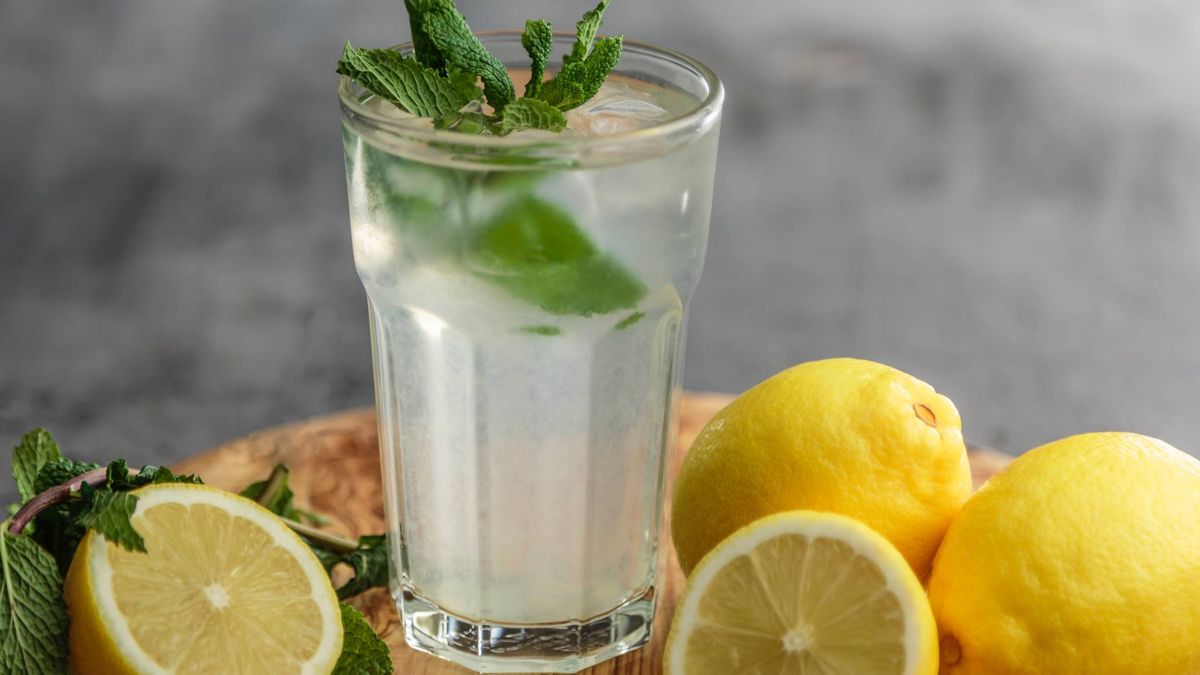 ¿Es bueno tomar agua con limón en ayunas para adelgazar?