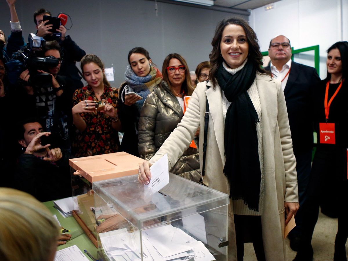 Foto: Inés Arrimadas ejerciendo su derecho al voto este domingo. (EFE)