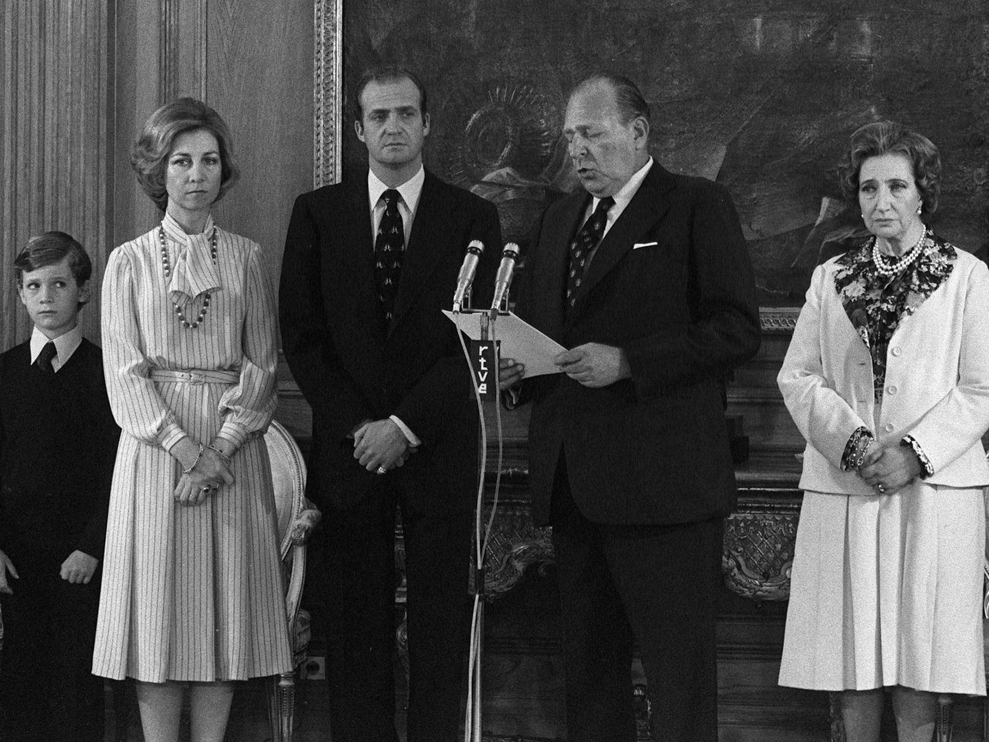 De izquierda a derecha: el príncipe Felipe, la reina Sofía, el rey Juan Carlos y los condes de Barcelona. (EFE)