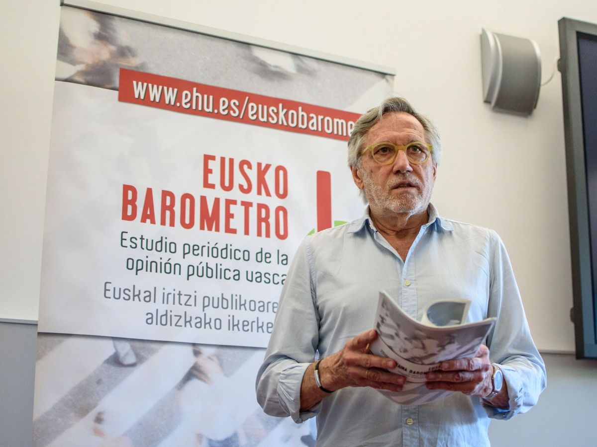Foto: Francisco Llera, el pasado año, durante la presentación de uno de los informes del Euskobarómetro. (EFE)