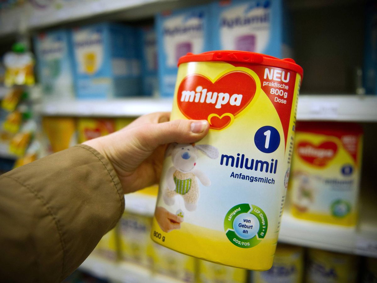Foto: Fórmula de leche en polvo para bebé hecha en Alemania. (EFE/Jan-Philipp Strobel)