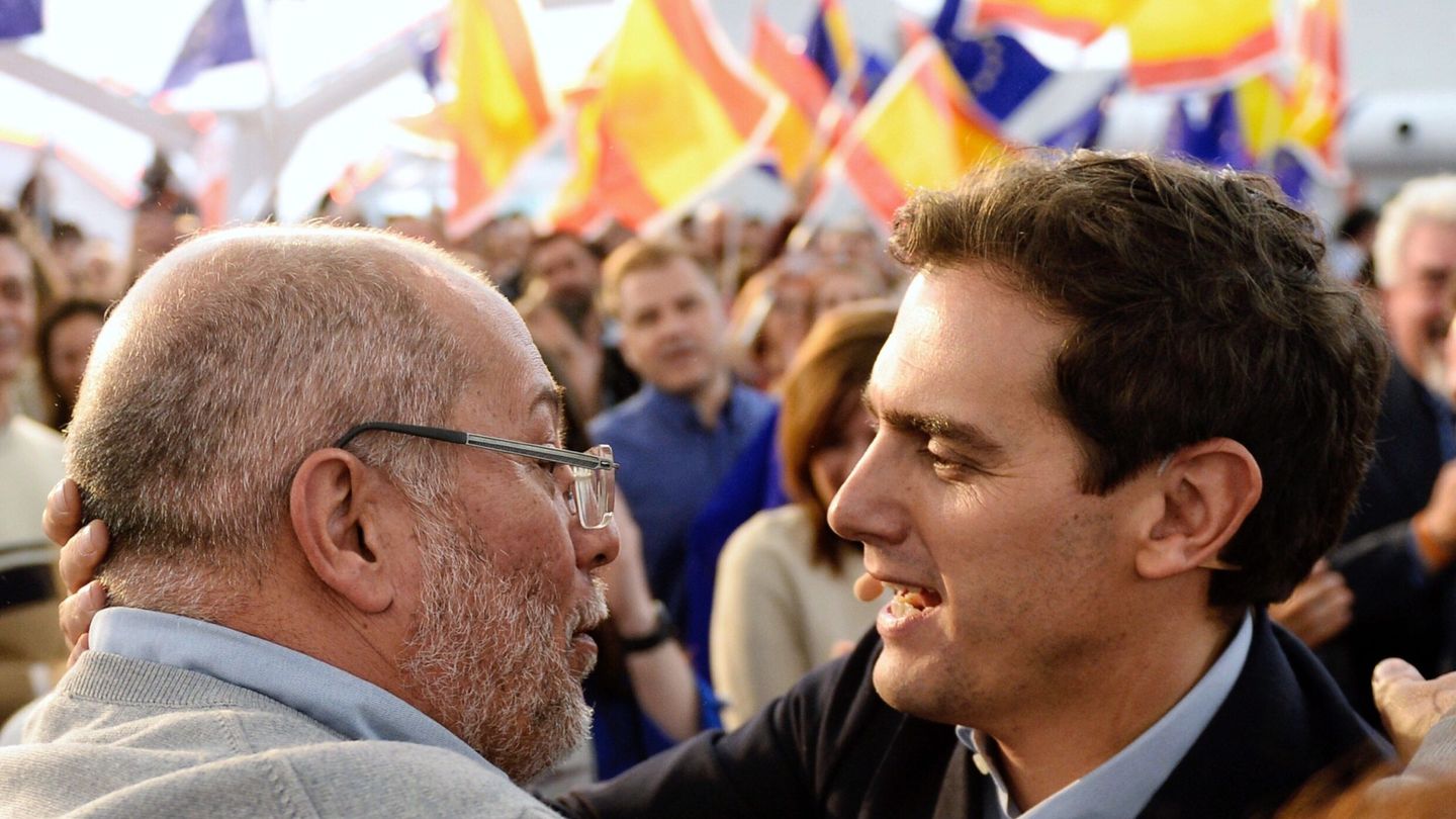 El presidente de Ciudadanos, Albert Rivera, saluda a Paco Igea. (EFE)