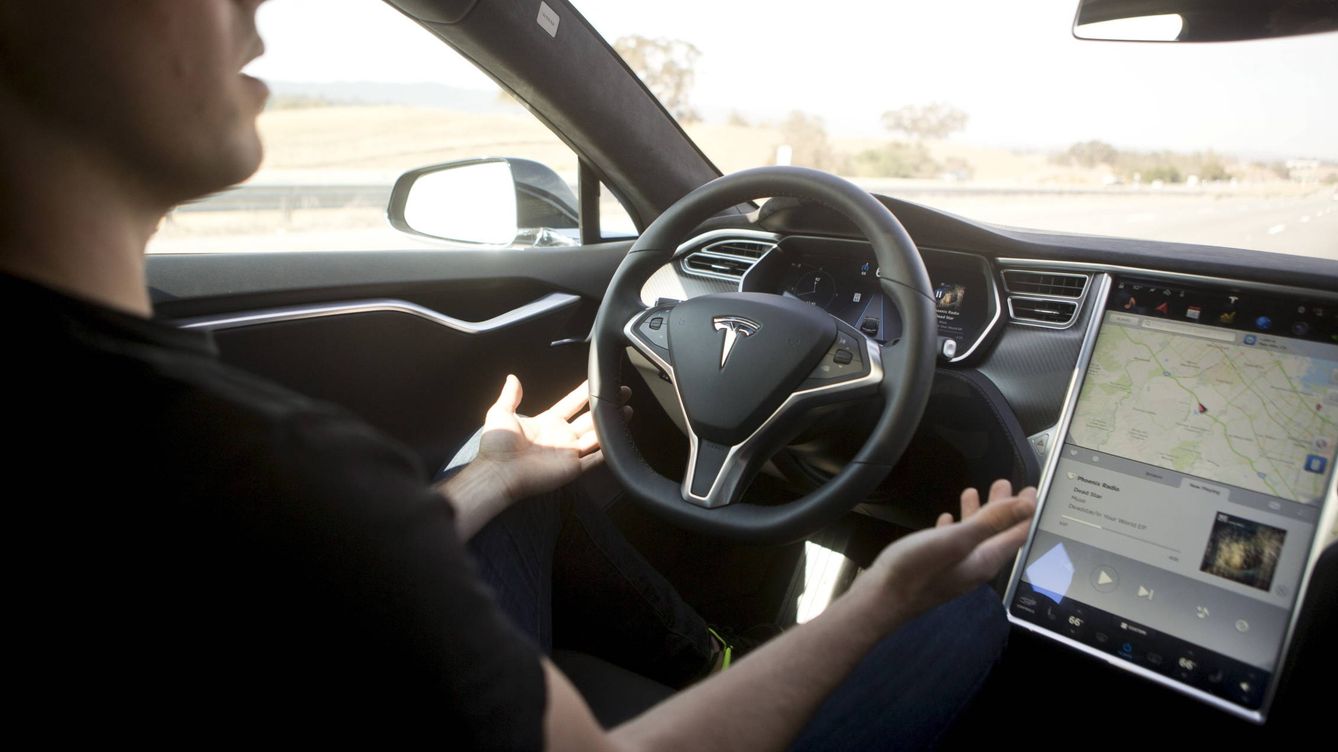 Foto: La función de 'Autopilot' en acción en un Model S de Tesla. (Foto: Reuters)