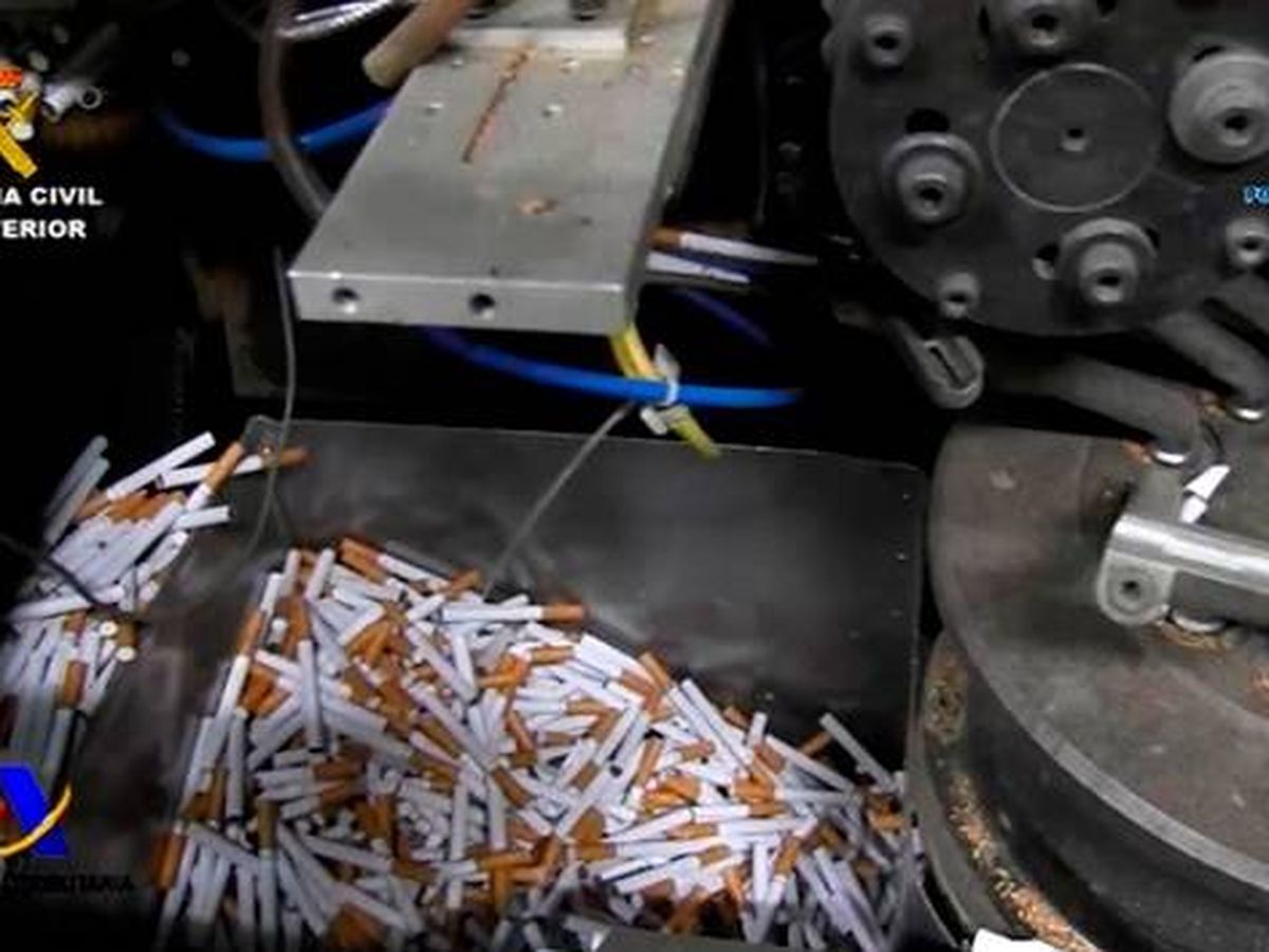 Foto: Imagen de la maquinaria empleada para producir cigarrillos. (Guardia Civil / Policía Nacional)