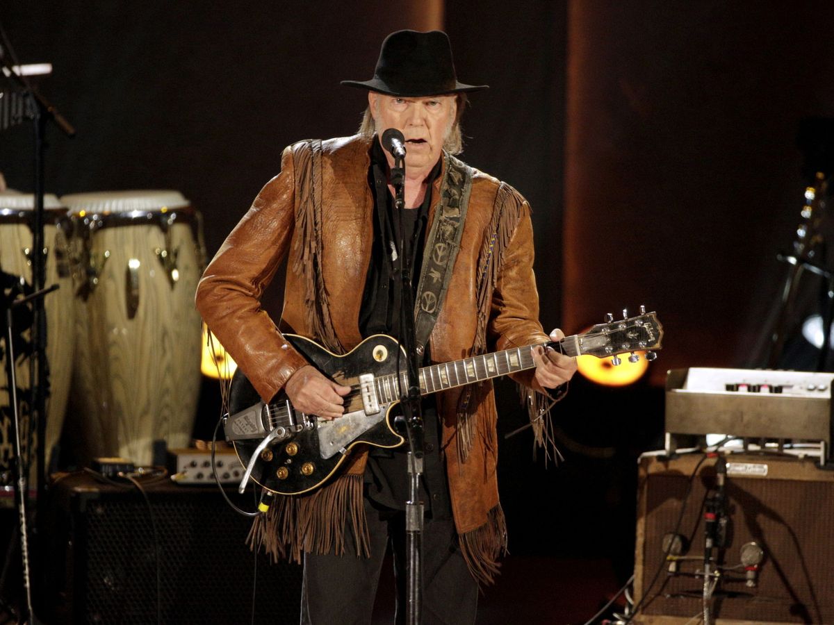 Foto: Neil Young pide a Spotify que elimine su música por desinformación sobre vacunas. (Reuters)