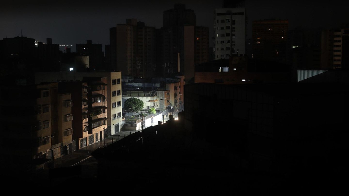 Vista general de un apagón en abril en Caracas (EFE)