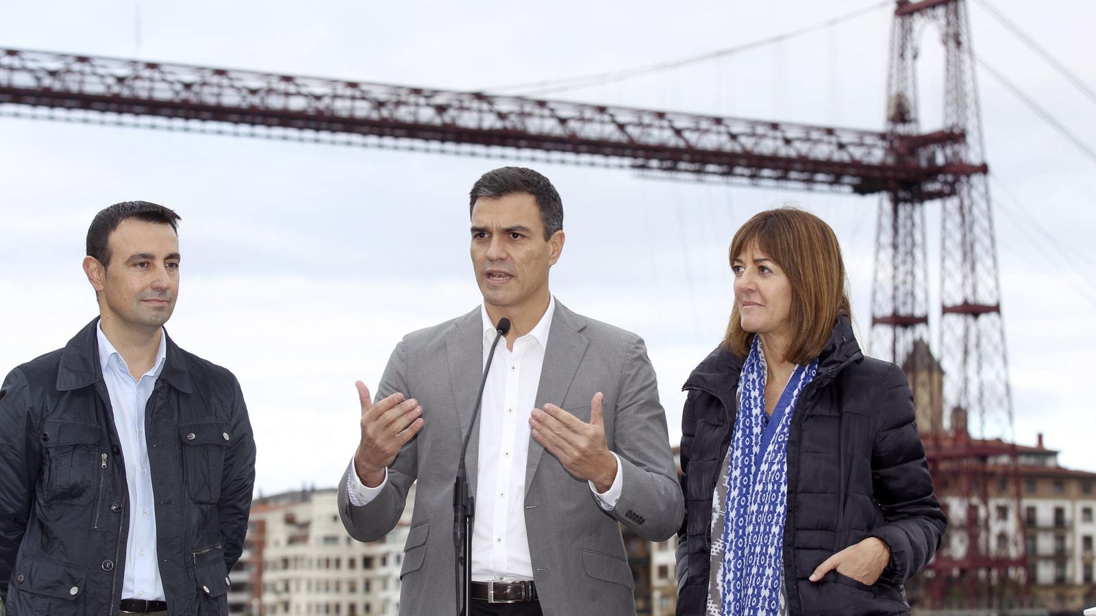Foto: Pedro Sánchez, con la líder del PSE, Idoia Mendia, y el alcalde de Portugalete, Mikel Torres, este 27 de octubre ante el Puente Colgante de la localidad vizcaína. (EFE)