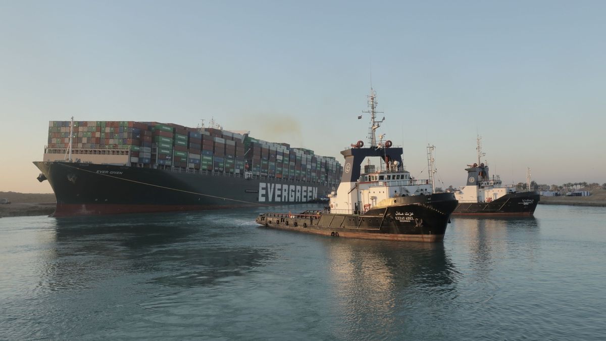 El tráfico en el canal de Suez no volverá a la normalidad hasta dentro de cuatro días