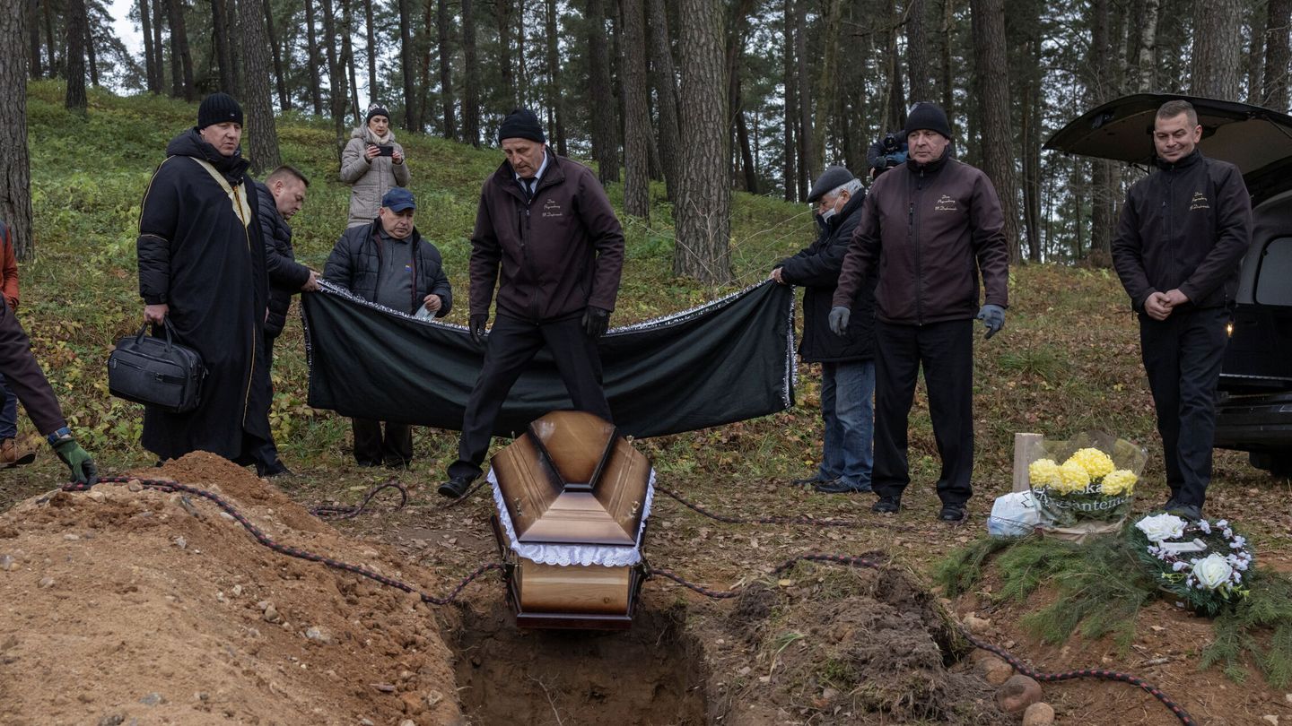 Momento del entierro del inmigrante no identificado fallecido en la frontera Bielorrusia-Polonia. (Reuters/Marko Djurica)