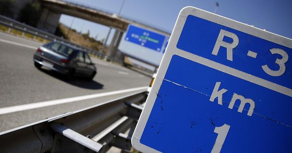Foto: A car speeds past a road signal along an almost deserted Radial 3 (R3) toll motorway in Madrid