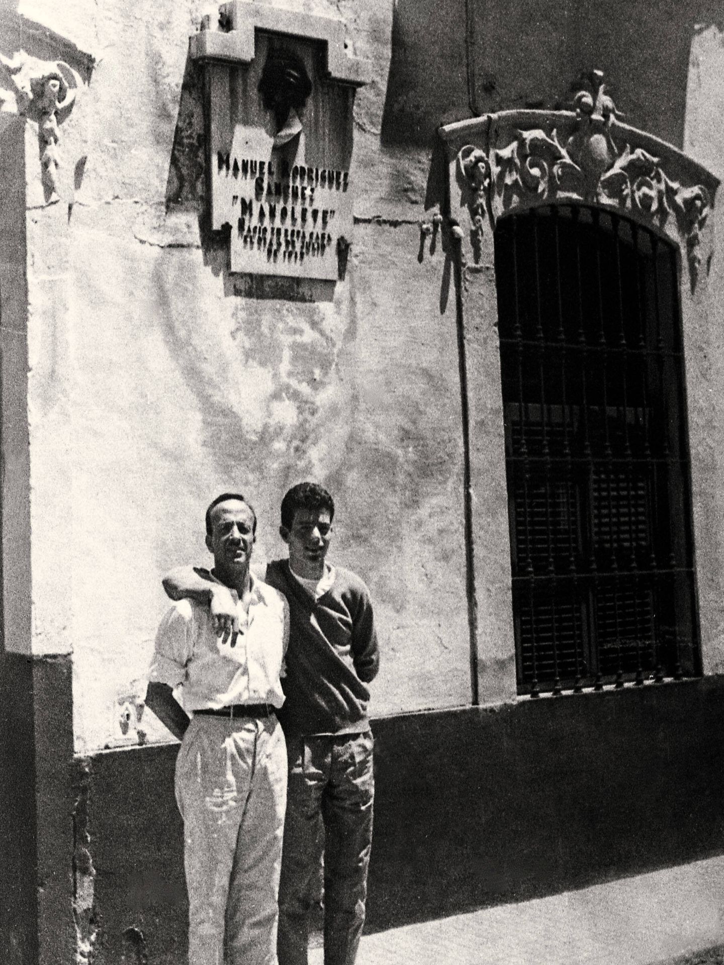Julio Iglesias, de adolescente, con su padre. (Europa Press)